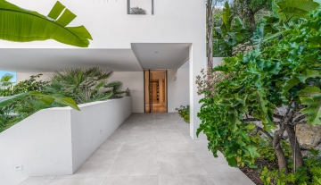 Resa Estates luxury vila Can Furnet modern Villa moderna entrance.jpg